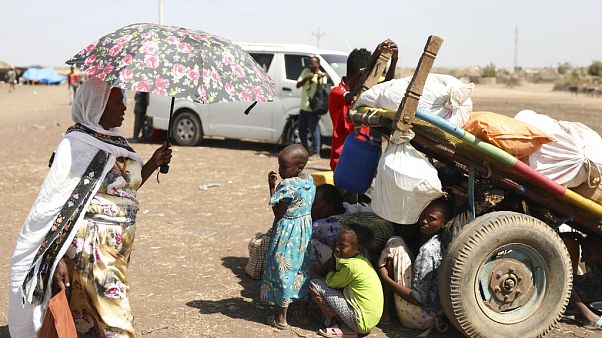 Geflüchtete aus Äthiopien warten in Hamyadet im Nachbarland Sudan auf ihre Registrierung durch das Flüchtlingshilfswerk der Vereinten Nationen Geflüchtete aus Äthiopien warten in Hamyadet im Nachbarland Sudan auf ihre Registrierung durch das Flüchtlingshilfswerk der Vereinten Nationen