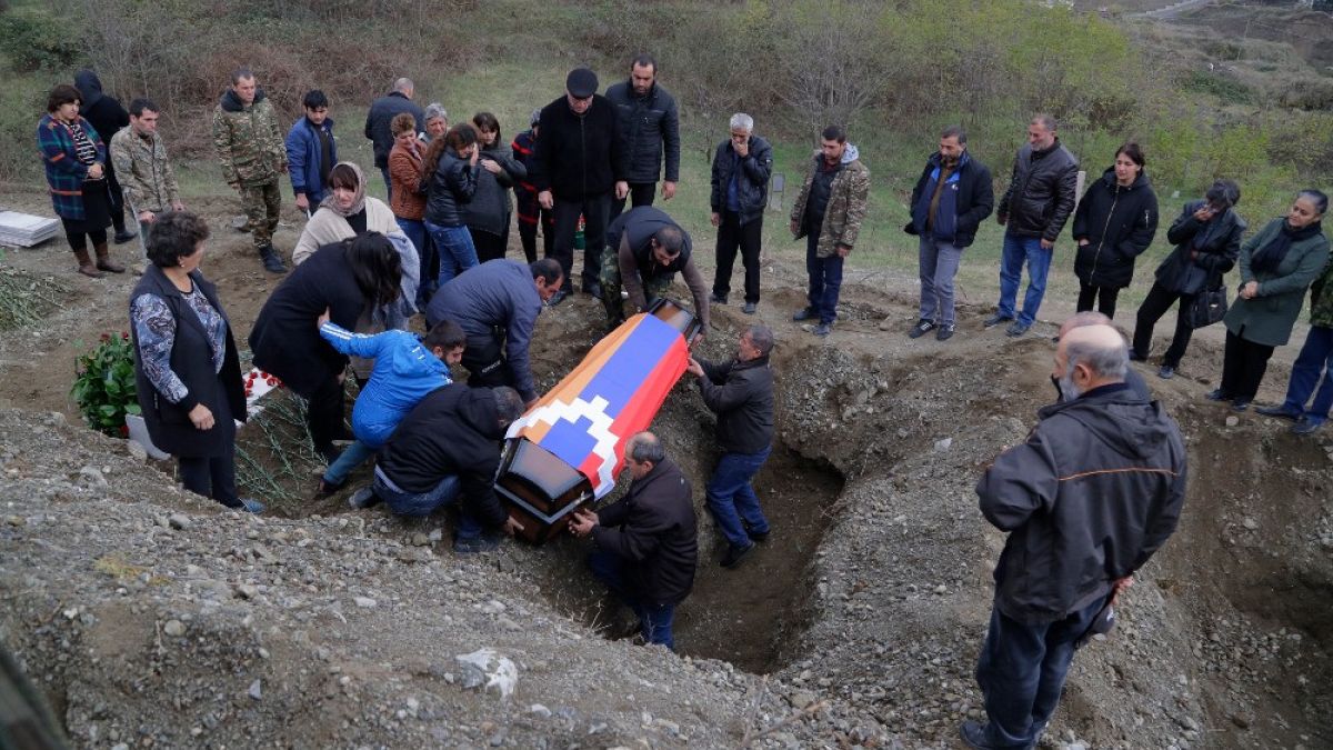 L'ultimo saluto a un soldato armeno ucciso durante il conflitto militare in Nagorno-Karabakh