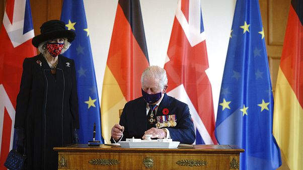 Le prince Charles et son épouse Camilla signent le livre d'or au château de Bellevue à Berlin, dimanche 15 novembre 2020 Le prince Charles et son épouse Camilla signent le livre d'or au château de Bellevue à Berlin, dimanche 15 novembre 2020