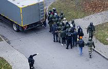 Os detidos foram levados em camiões da polícia para parte incerta