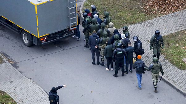 Gumilövedékkel és könnygázzal oszlatták Minszkben a tüntető tömeget Gumilövedékkel és könnygázzal oszlatták Minszkben a tüntető tömeget
