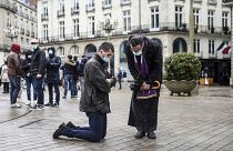 Ein Katholik hat sich zum Gebet vor einer Kirche in Frankreich niedergelassen, um gegen das derzeitige Verbot von Gottesdiensten zu protestieren