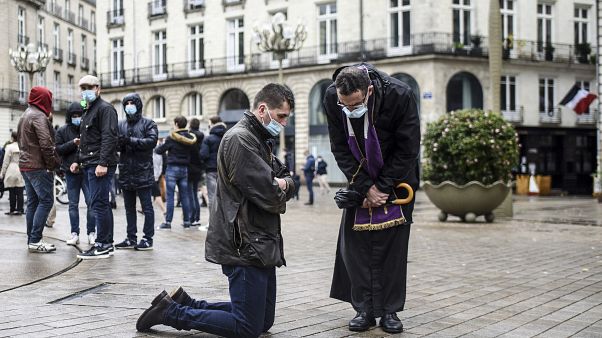 Ein Katholik hat sich zum Gebet vor einer Kirche in Frankreich niedergelassen, um gegen das derzeitige Verbot von Gottesdiensten zu protestieren Ein Katholik hat sich zum Gebet vor einer Kirche in Frankreich niedergelassen, um gegen das derzeitige Verbot von Gottesdiensten zu protestieren
