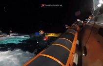 ویدئو؛ نجات مهاجران در عملیات شبانه گارد ساحلی ایتالیا