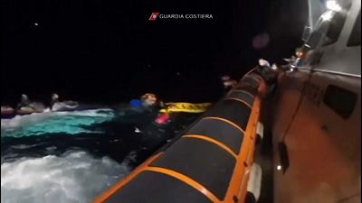 Die italienische Küstenwache bei der Rettung eines der 31 Schiffbrüchigen