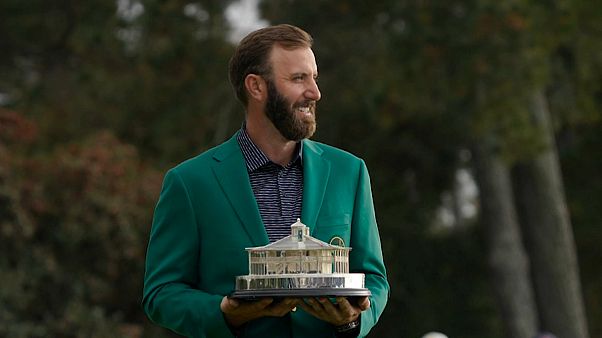 Dustin Johnson, trophée en mains et veste verte sur les épaules Dustin Johnson, trophée en mains et veste verte sur les épaules