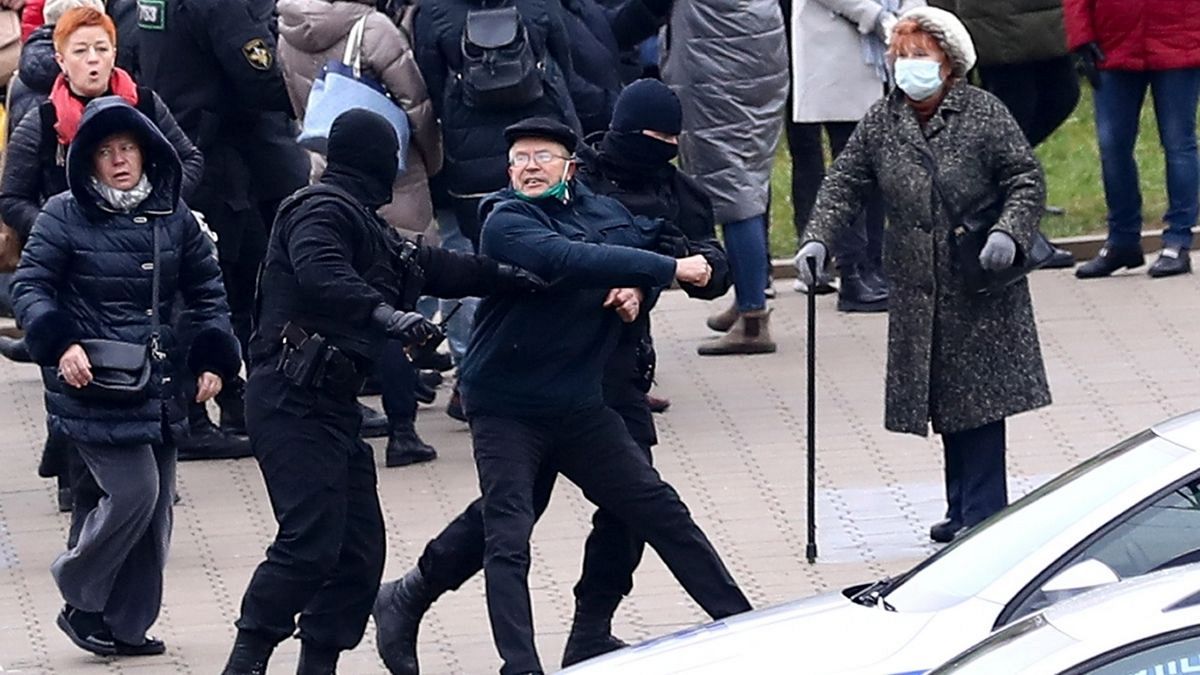 برخورد نیروهای پلیس بلاروس با معترضان
