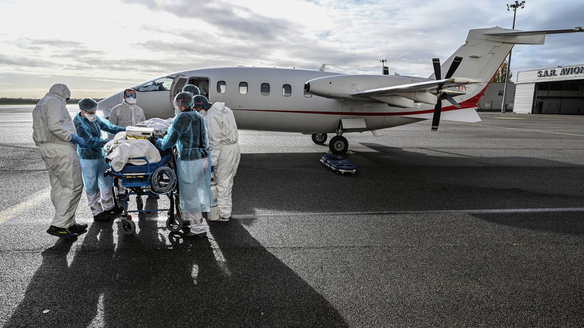 Un malade atteint de la Covid-19 en passe d'être transféré de Lyon vers le Sud-Ouest de la France, sur le tarmac de l'aéroport de Lyon-Bron le 16 novembre 2020