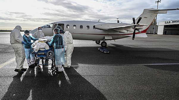 Un malade atteint de la Covid-19 en passe d'être transféré de Lyon vers le Sud-Ouest de la France, sur le tarmac de l'aéroport de Lyon-Bron le 16 novembre 2020 Un malade atteint de la Covid-19 en passe d'être transféré de Lyon vers le Sud-Ouest de la France, sur le tarmac de l'aéroport de Lyon-Bron le 16 novembre 2020