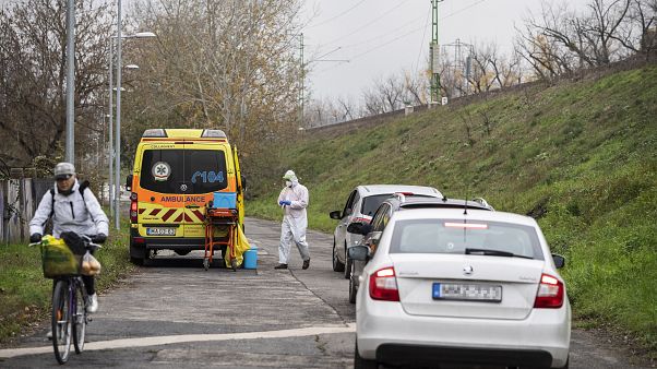 Az Országos Mentőszolgálat szűrőbusza a budapesti Pók utcában 2020. november 13-án Az Országos Mentőszolgálat szűrőbusza a budapesti Pók utcában 2020. november 13-án