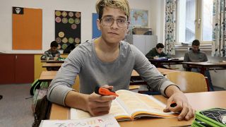 Bevándorló származású fiú felzárkóztató oktatáson vesz részt Ausztriában 2018-ban