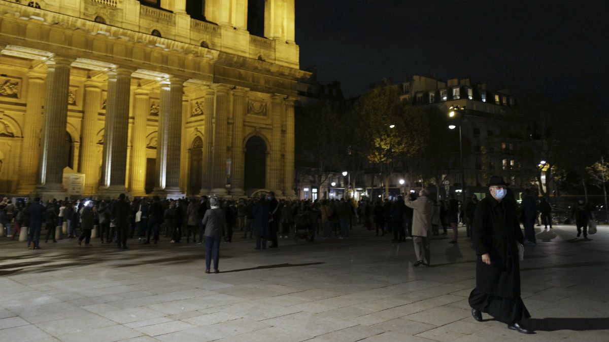 تجمع کاتولیک‌های معترض به قرنطینه مقابل کلیسای سن سولپیس در شهر پاریس