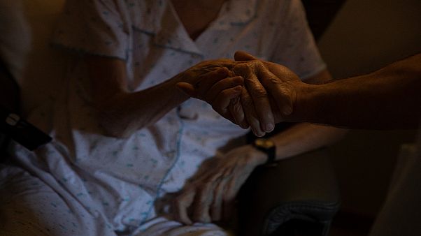 عاملة رعاية صحية في دار رعاية CHC في أندين ، بلجيكا ، الأربعاء 4 نوفمبر 2020 عاملة رعاية صحية في دار رعاية CHC في أندين ، بلجيكا ، الأربعاء 4 نوفمبر 2020