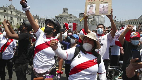 Menschen in Lima feiern den Rücktritt von Interimspräsidenten Manuel Merino Menschen in Lima feiern den Rücktritt von Interimspräsidenten Manuel Merino
