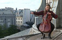 Parigi, musica dai tetti. Una violoncellista suona per chi è confinato
