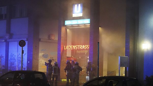حريق في متجر داخل محطة أونكل تومس هويت في برلين حريق في متجر داخل محطة أونكل تومس هويت في برلين