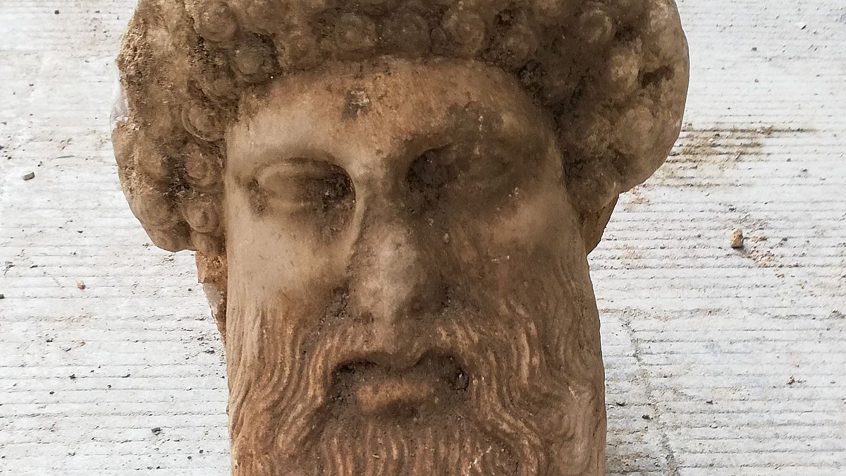 رأس من الرخام للإله اليوناني هيرميس