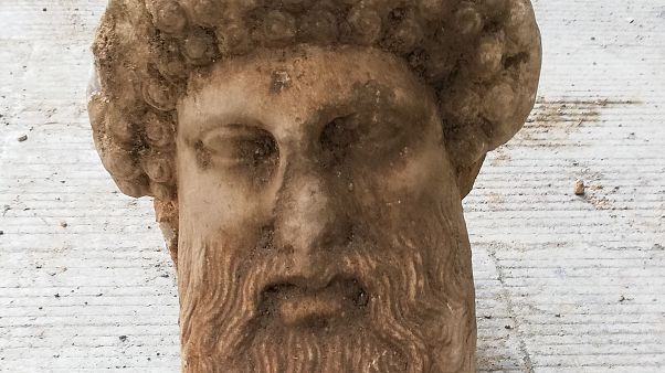 رأس من الرخام للإله اليوناني هيرميس رأس من الرخام للإله اليوناني هيرميس