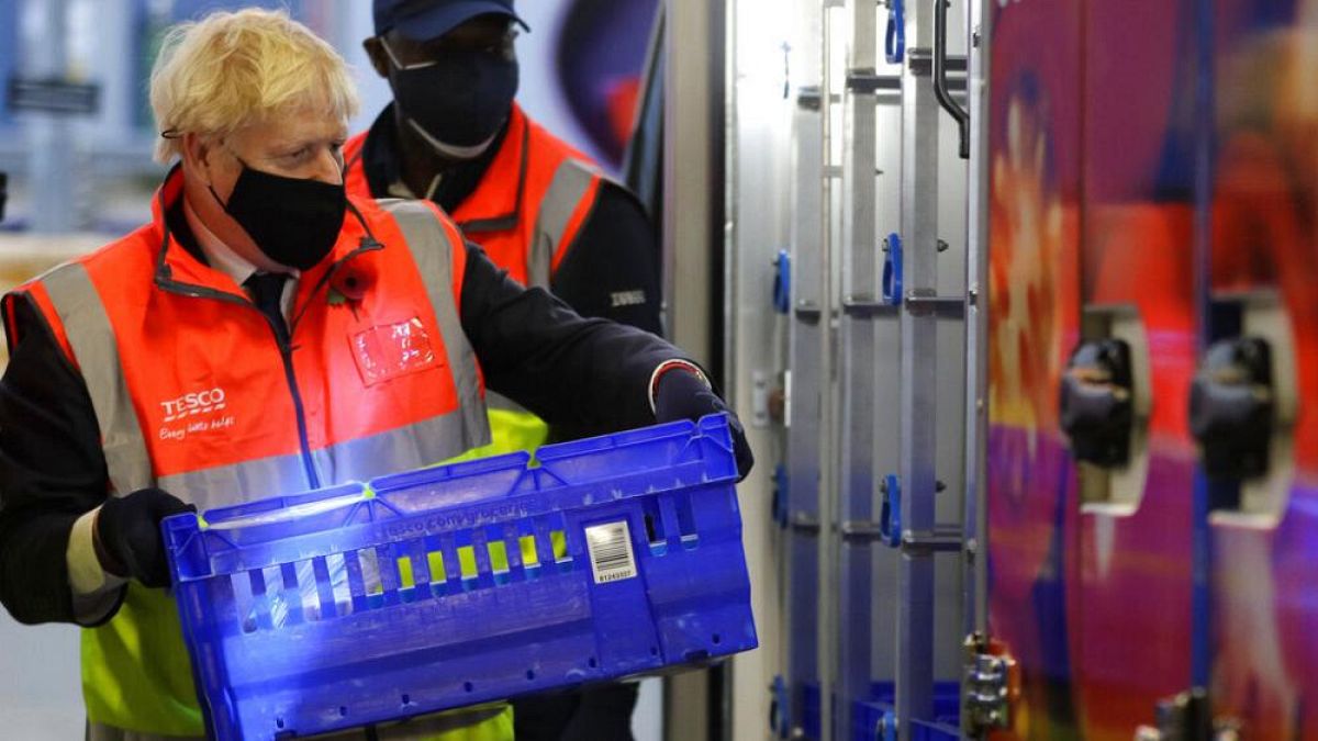 Großbritanniens Premierminister Boris Johnson hilft beim Verladen von Lebensmitteln, 11.11.2020