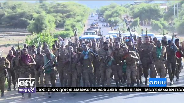 جنود إيثيوبيون يرقصون جنود إيثيوبيون يرقصون