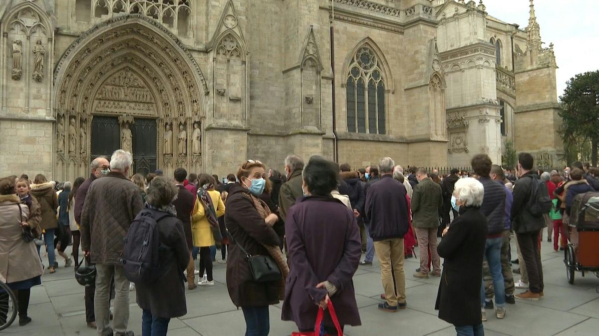 مسيحيون كاثوليك يتظاهرون ضد إيقاف قداس الأحد الكنسي في بوردو الفرنسية