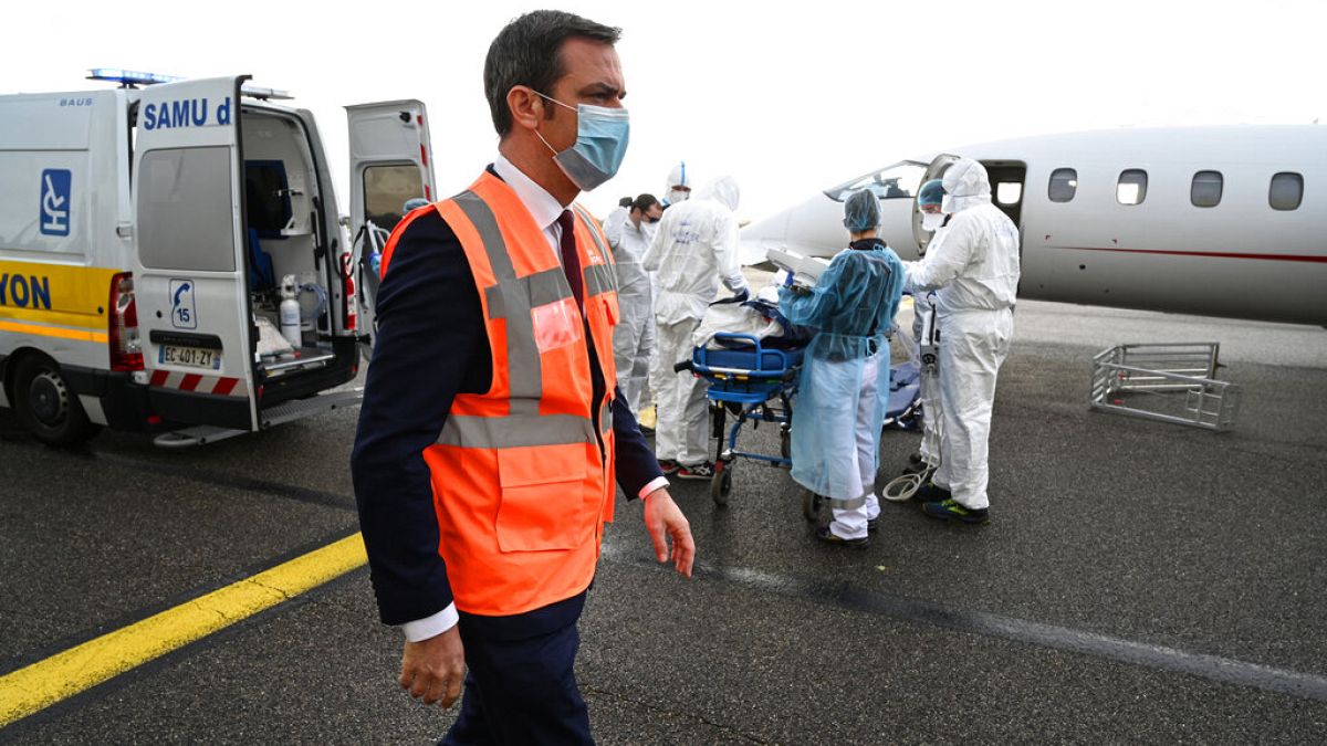 El ministro de Sanidad Olivier Veran supervisa el traslado de pacientes de COVID-19 desde Lyon, una de las regiones más afectadas