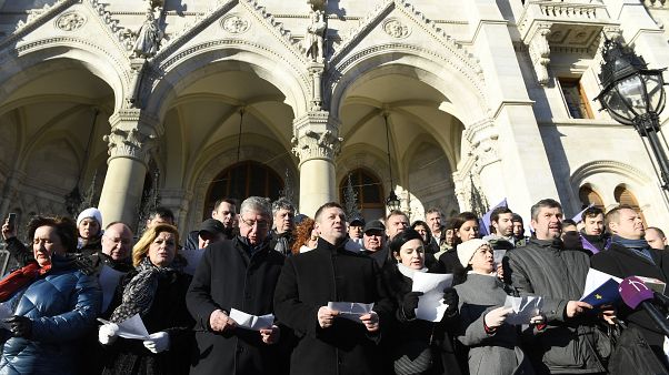 A Jobbik, az MSZP, a DK, az LMP, a Párbeszéd, valamint a Momentum politikusai, független országgyűlési képviselőkkel közösen álltak ki a Parlament elé 2019- január 3-án A Jobbik, az MSZP, a DK, az LMP, a Párbeszéd, valamint a Momentum politikusai, független országgyűlési képviselőkkel közösen álltak ki a Parlament elé 2019- január 3-án