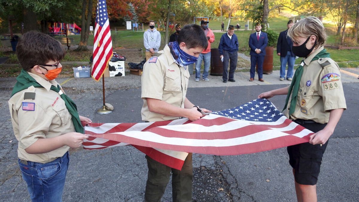ABD, Pennsylvania'da bayrak değişim töreni yapan izci çocuklar.