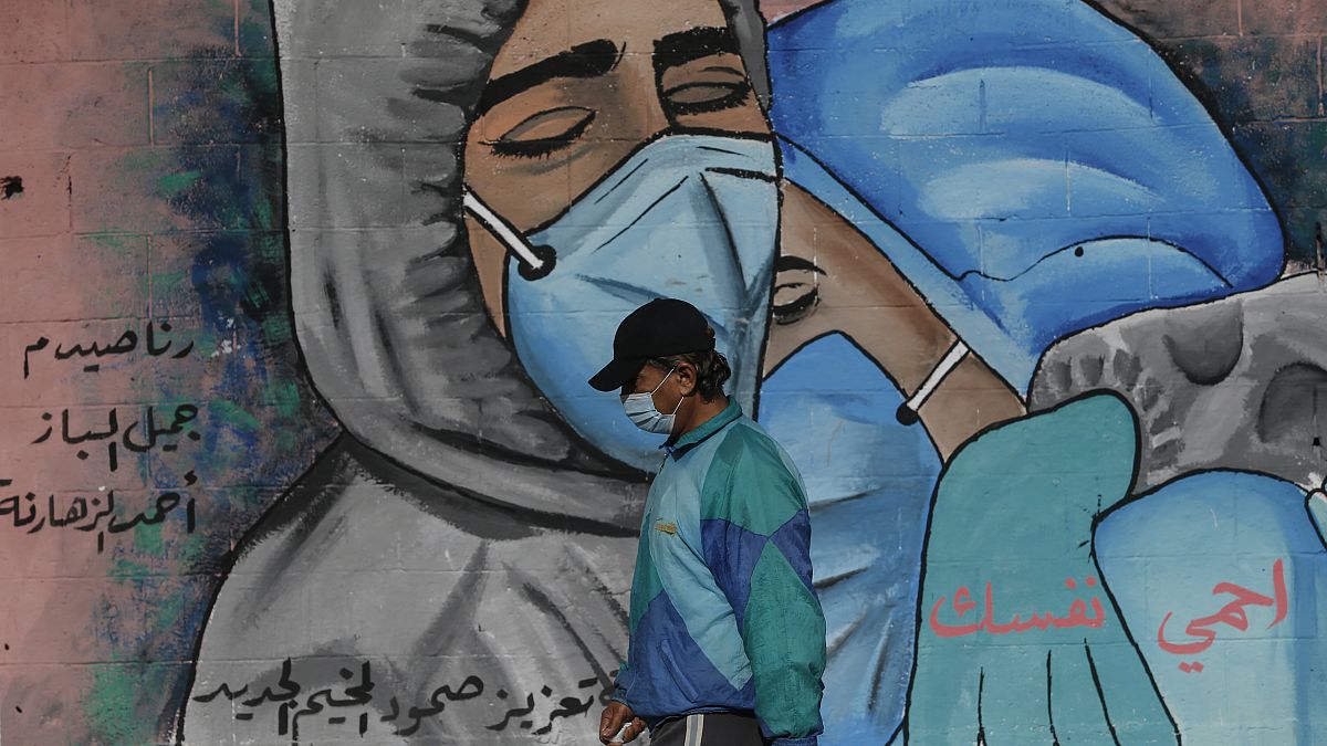 فلسطيني في قطاع غزة يمشي لمحاربة الاكتئاب الناجم من تفشي الفيروس