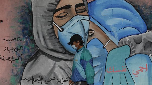 فلسطيني في قطاع غزة يمشي لمحاربة الاكتئاب الناجم من تفشي الفيروس فلسطيني في قطاع غزة يمشي لمحاربة الاكتئاب الناجم من تفشي الفيروس