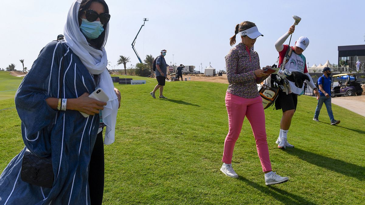 سيدات يمارسن رياضة الغولف في السعودية