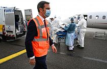 Frankreichs Ministerpräsident Olivier Veran überwacht die Verlegung von COVID-19-Patienten in Lyon