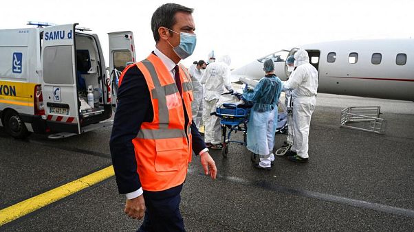 Frankreichs Ministerpräsident Olivier Veran überwacht die Verlegung von COVID-19-Patienten in Lyon Frankreichs Ministerpräsident Olivier Veran überwacht die Verlegung von COVID-19-Patienten in Lyon