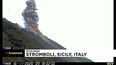 شاهد: بركان "سترومبولي" شمالَ صقلية الإيطالية يقذف الرماد إلى السماء