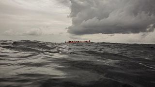 صورة أرشيفية لمهاجرين تقطعت بهم السبل في عرض البحر