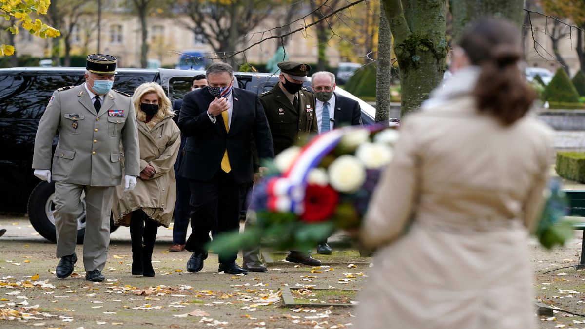 خلال زيارته لباريس، وزير الخارجية الأمريكي مايك بومبيو يضع إكليلا من الزهر عند نصب أقيم لضحايا الإرهاب في حدائق قصر الإنفاليد 