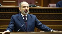 Le Premier ministre arménien Nikol Pachinian s'adressant au parlement à Erevan, 16 novembre 2020