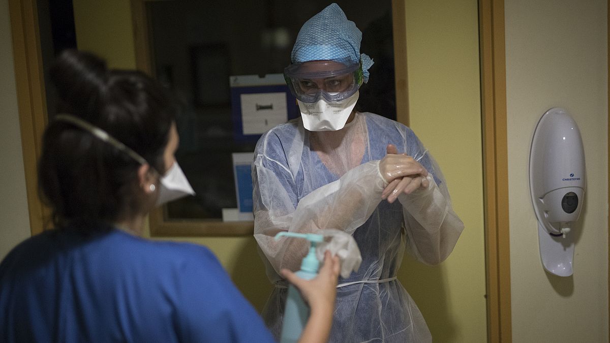Une infirmière en tenue de protection pendant le service de nuit à l'hôpital de la Timone, à Marseille, le vendredi 13 novembre 2020.