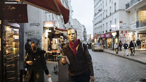 Un homme porte un masque à ¨Paris Un homme porte un masque à ¨Paris