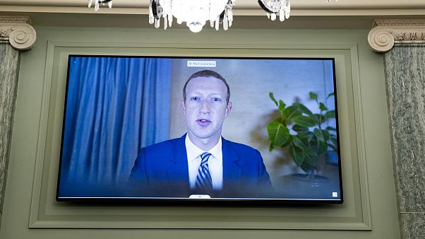زوكربيرغ خلال جلسة استماع سابقة عبر الفيديو في الكونغرس (تشرين الأول/أكتوبر 2020) زوكربيرغ خلال جلسة استماع سابقة عبر الفيديو في الكونغرس (تشرين الأول/أكتوبر 2020)