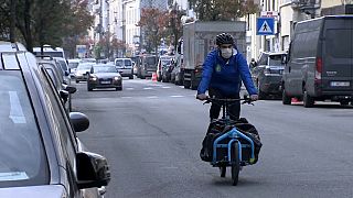 La pandemia convierte a los repartidores en un sector de primera necesidad