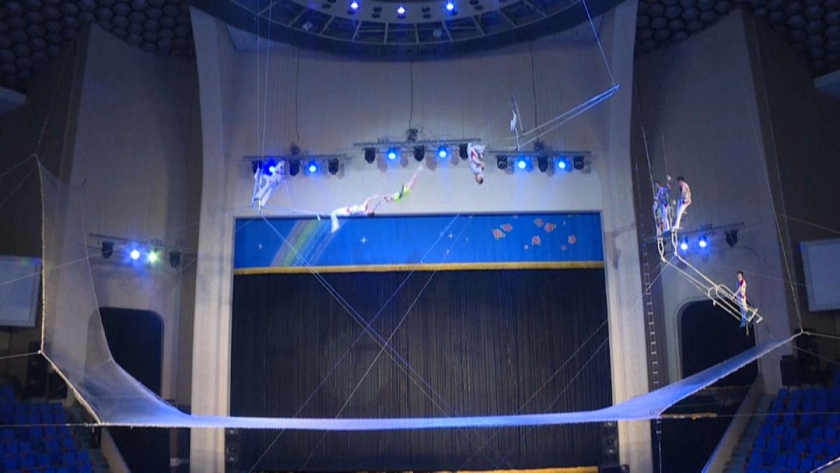 عروض بهلوانية تقدمها الفرقة الوطنية في مسرح بيونغ يانغ