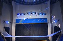 عروض بهلوانية تقدمها الفرقة الوطنية في مسرح بيونغ يانغ