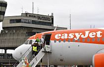 Passagiere steigen am Berliner Flughafen Tegel ins Flugzeug