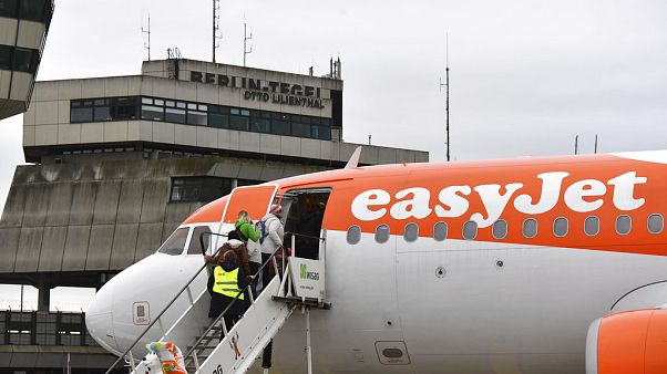 Passagiere steigen am Berliner Flughafen Tegel ins Flugzeug Passagiere steigen am Berliner Flughafen Tegel ins Flugzeug