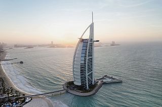 Destino: Dubai. Onde nem tudo é ouro, mas o luxo reluz