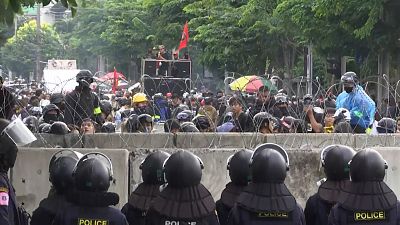 Tayland'da gösterilerin gölgesinde anayasal reform görüşmeleri
