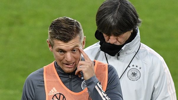 Toni Kroos (links) und Joachim Löw Toni Kroos (links) und Joachim Löw