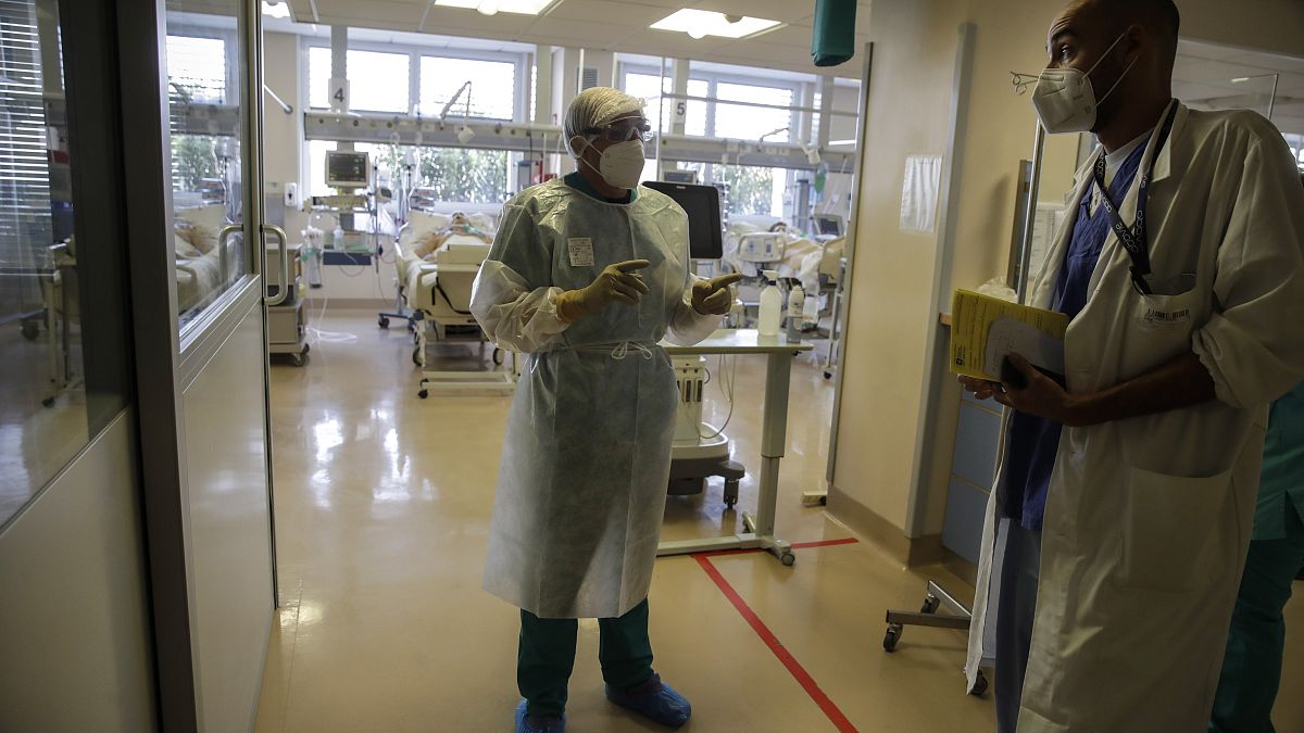 طبيب يتحدث إلى مبنج في وحدة للإنعاش في مستشفى فاريسي الإيطالي. 2020/11/06