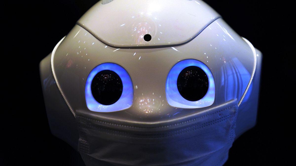 Japonya'da bir otelin lobisine yerleştirilen yüz maskesi takmış robot Pepper 